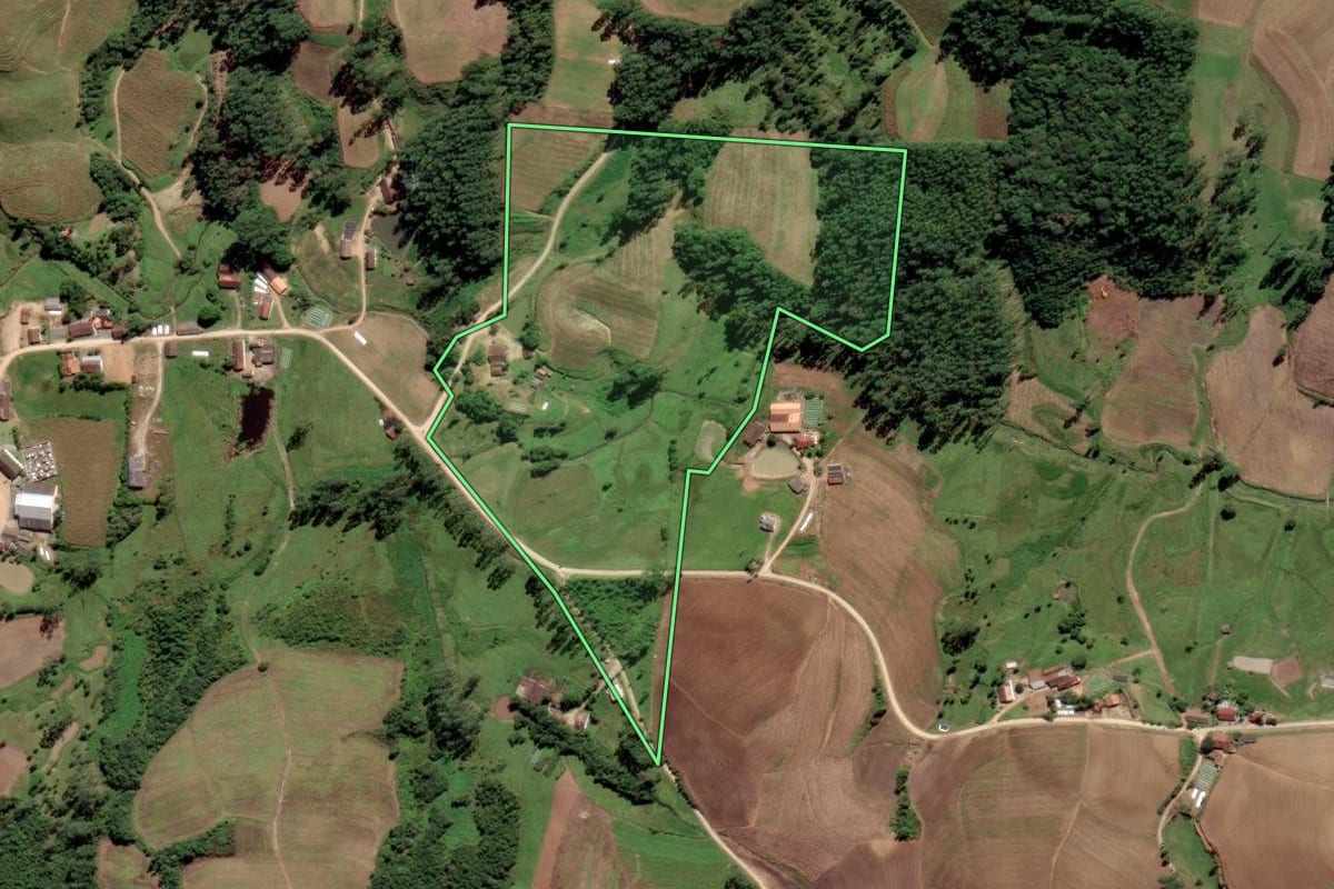 Imagem de satélite do imóvel rural em Grão-Pará (SC), com o contorno declarado no CAR desenhado por cima.