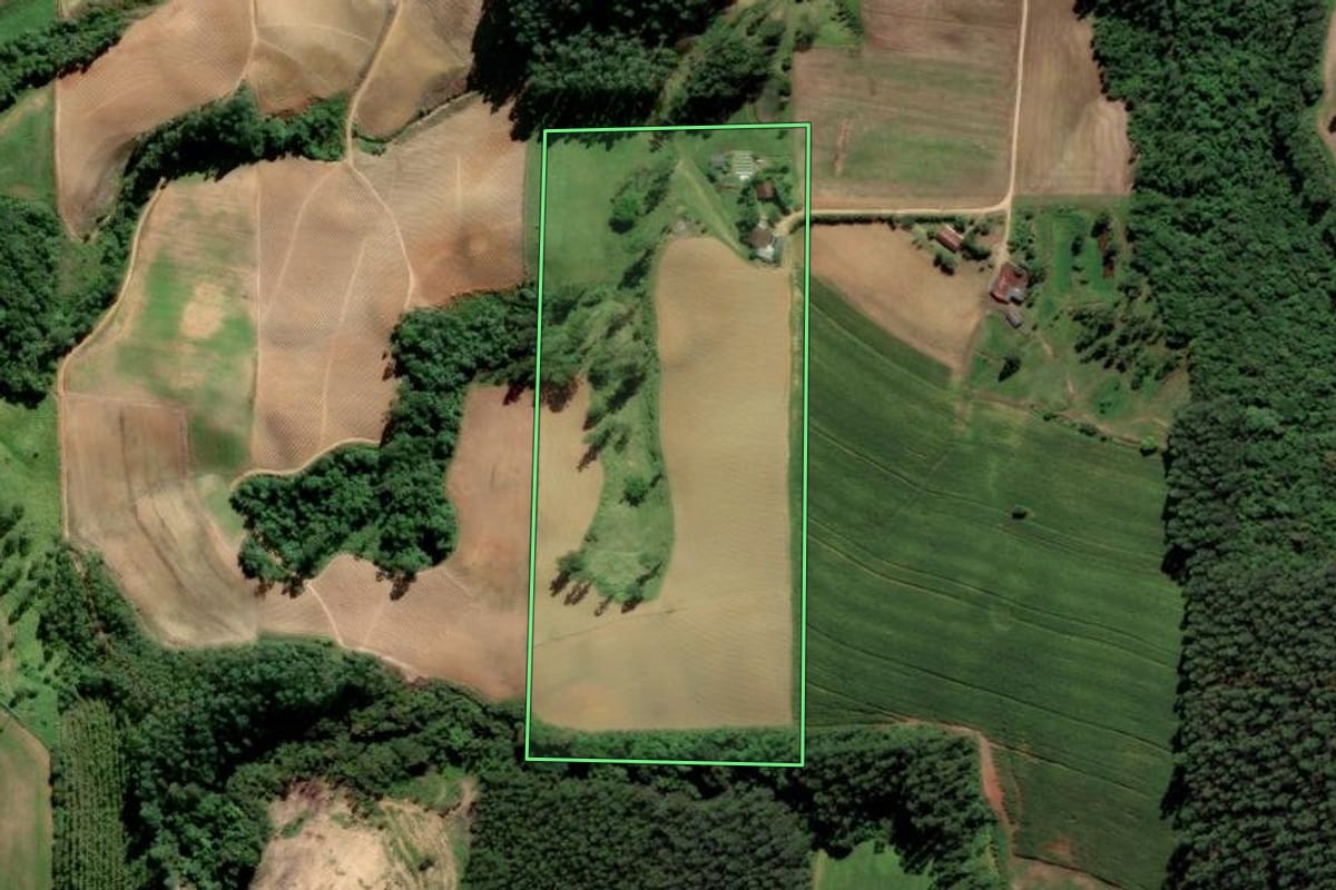 Imagem de satélite do imóvel rural em Grão-Pará (SC), com o contorno declarado no CAR desenhado por cima.