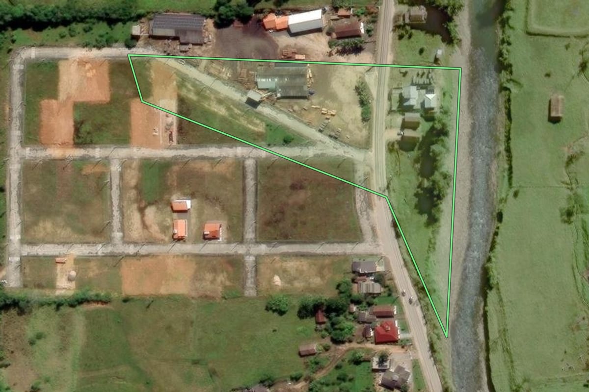 Imagem de satélite do imóvel rural em Grão-Pará (SC), com o contorno declarado no CAR desenhado por cima.