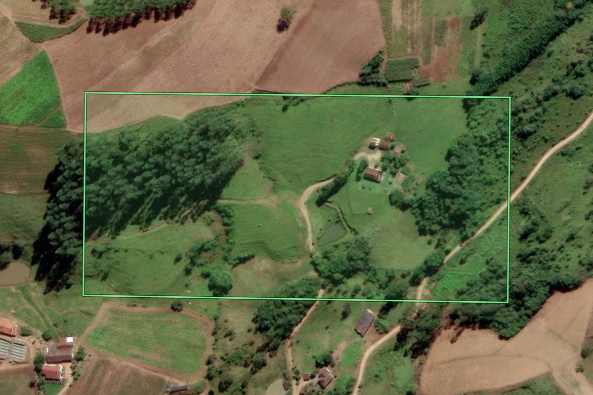Imagem de satélite do imóvel rural em Grão-Pará (SC), com o contorno declarado no CAR desenhado por cima.