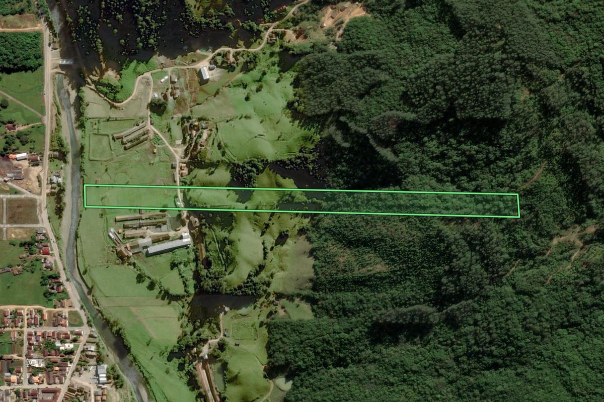 Imagem de satélite do imóvel rural em Grão-Pará (SC), com o contorno declarado no CAR desenhado por cima.