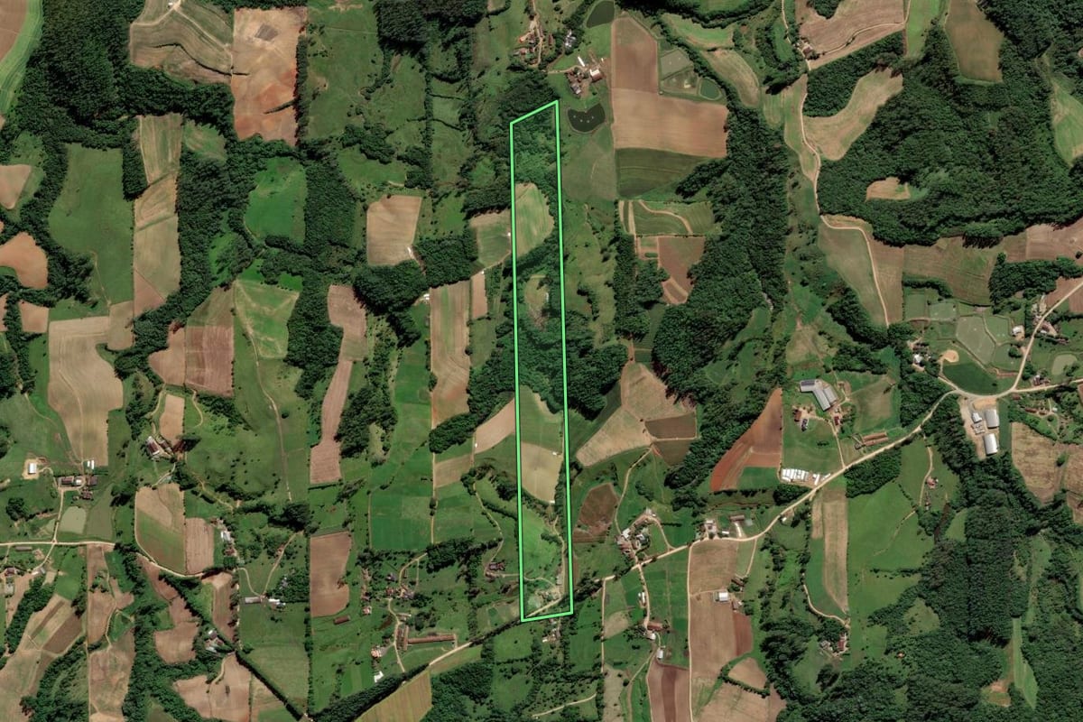 Imagem de satélite do imóvel rural em Grão-Pará (SC), com o contorno declarado no CAR desenhado por cima.