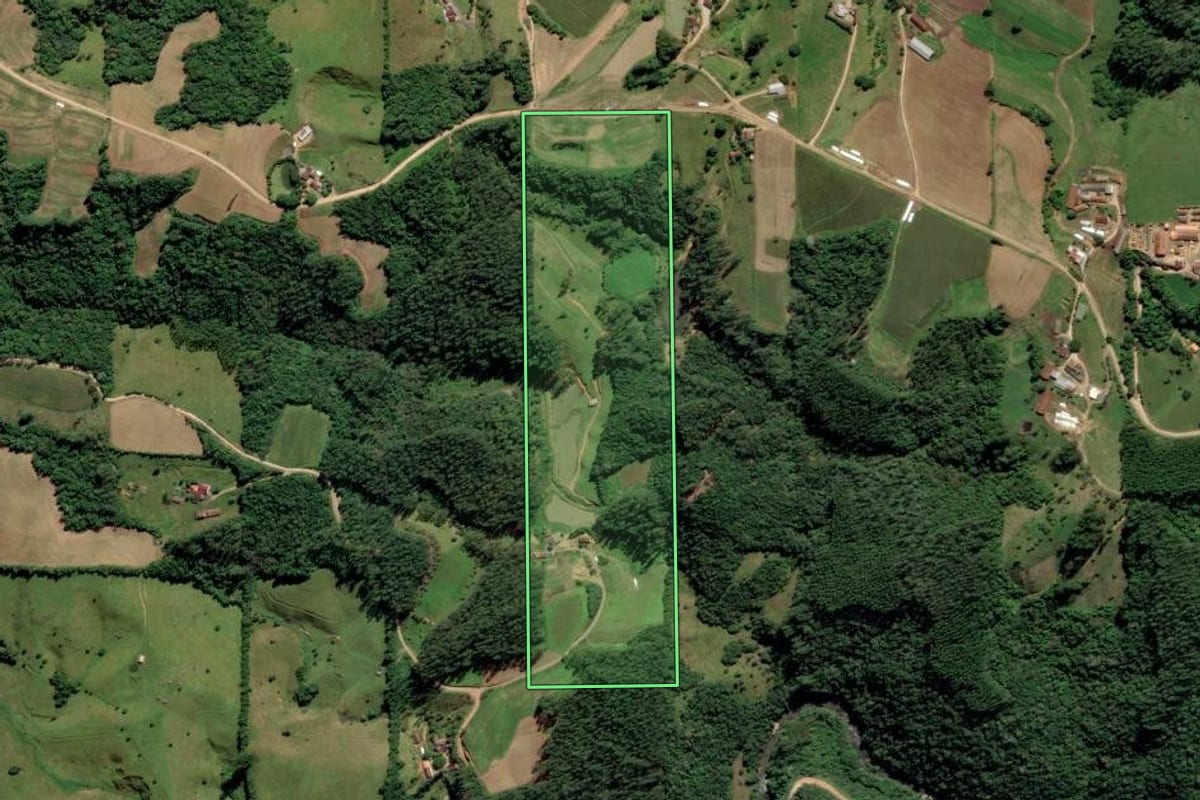 Imagem de satélite do imóvel rural em Grão-Pará (SC), com o contorno declarado no CAR desenhado por cima.
