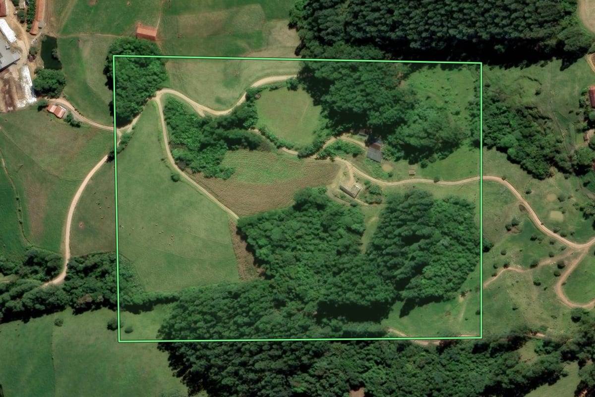 Imagem de satélite do imóvel rural em Grão-Pará (SC), com o contorno declarado no CAR desenhado por cima.