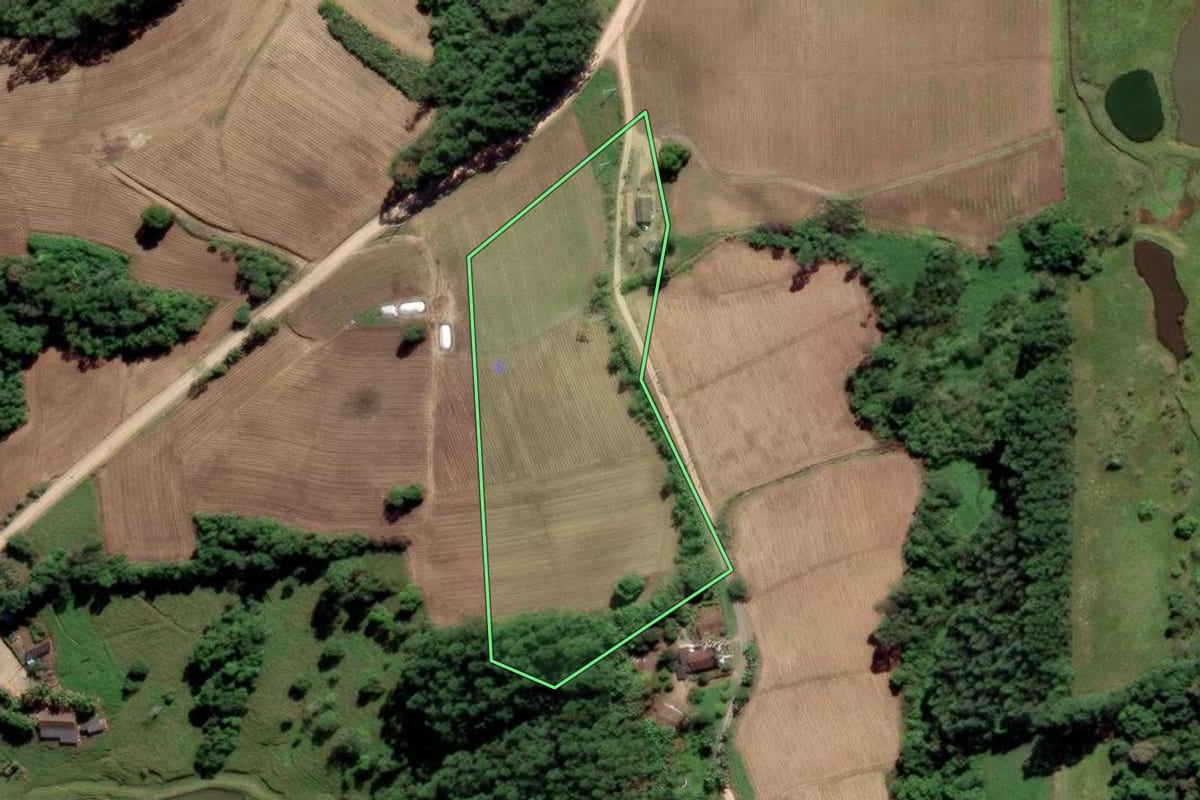 Imagem de satélite do imóvel rural em Grão-Pará (SC), com o contorno declarado no CAR desenhado por cima.
