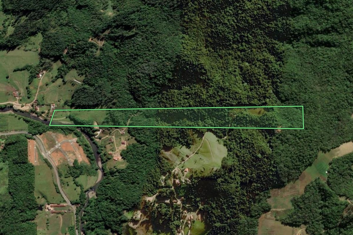 Imagem de satélite do imóvel rural em Grão-Pará (SC), com o contorno declarado no CAR desenhado por cima.