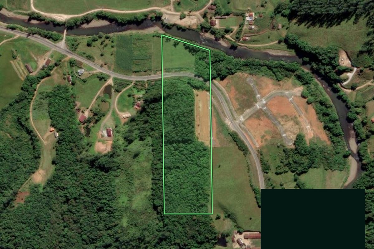 Imagem de satélite do imóvel rural em Grão-Pará (SC), com o contorno declarado no CAR desenhado por cima.