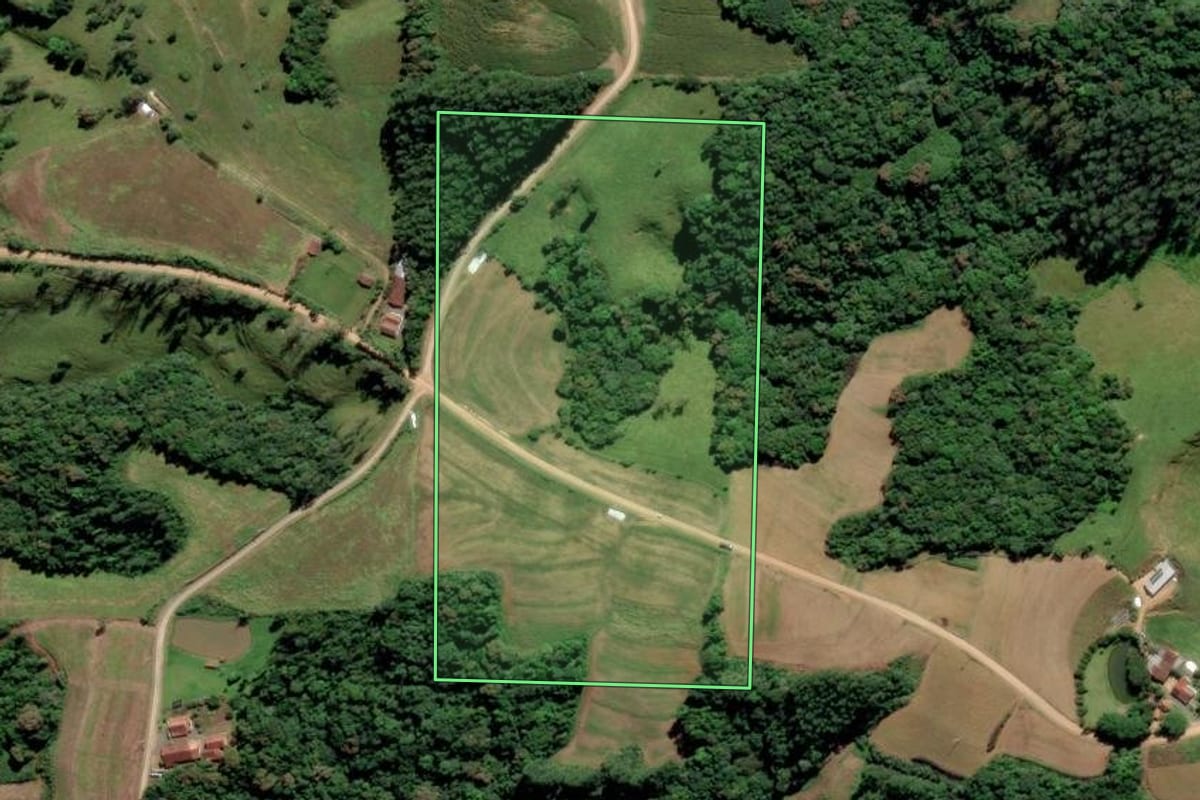 Imagem de satélite do imóvel rural em Grão-Pará (SC), com o contorno declarado no CAR desenhado por cima.