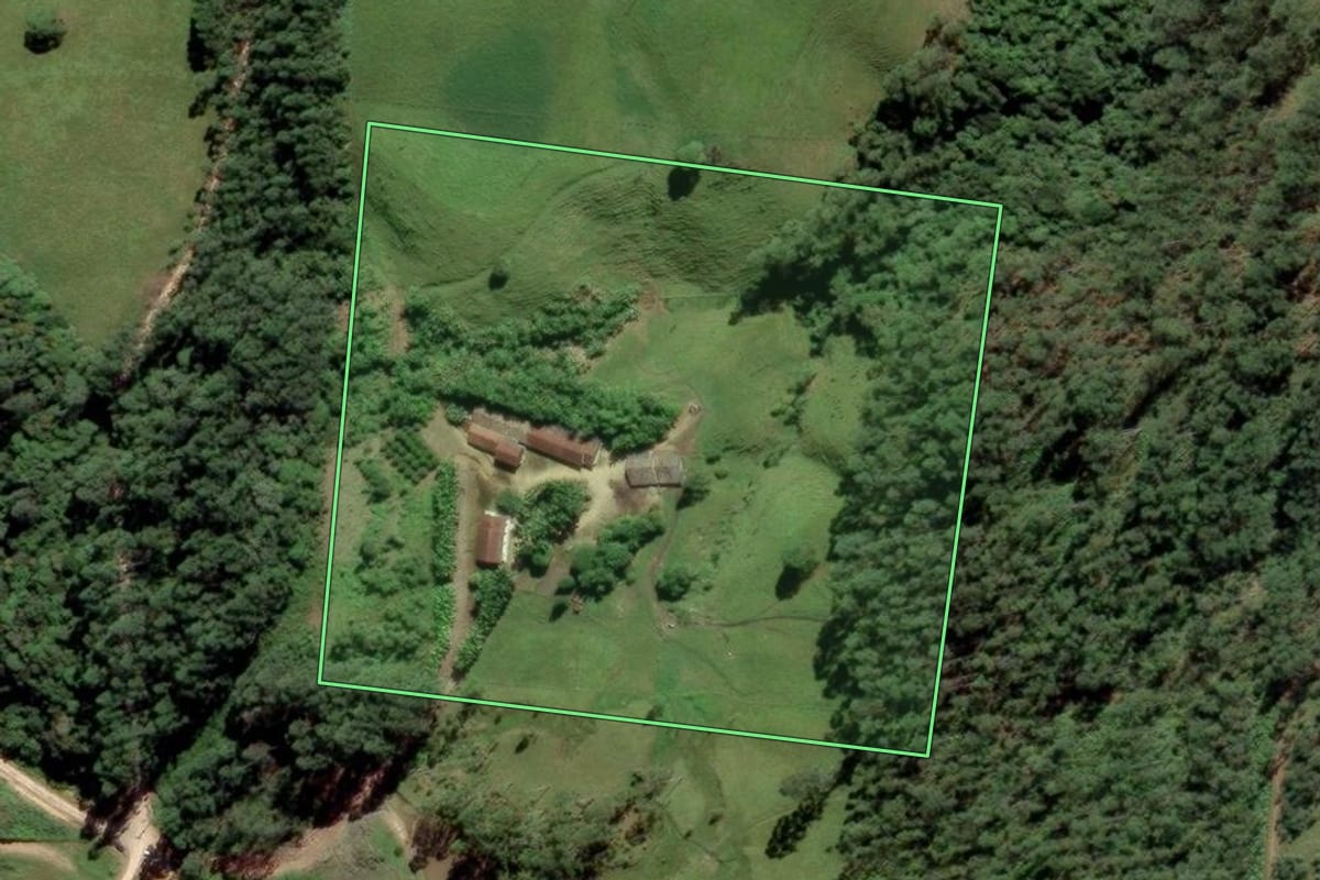 Imagem de satélite do imóvel rural em Grão-Pará (SC), com o contorno declarado no CAR desenhado por cima.