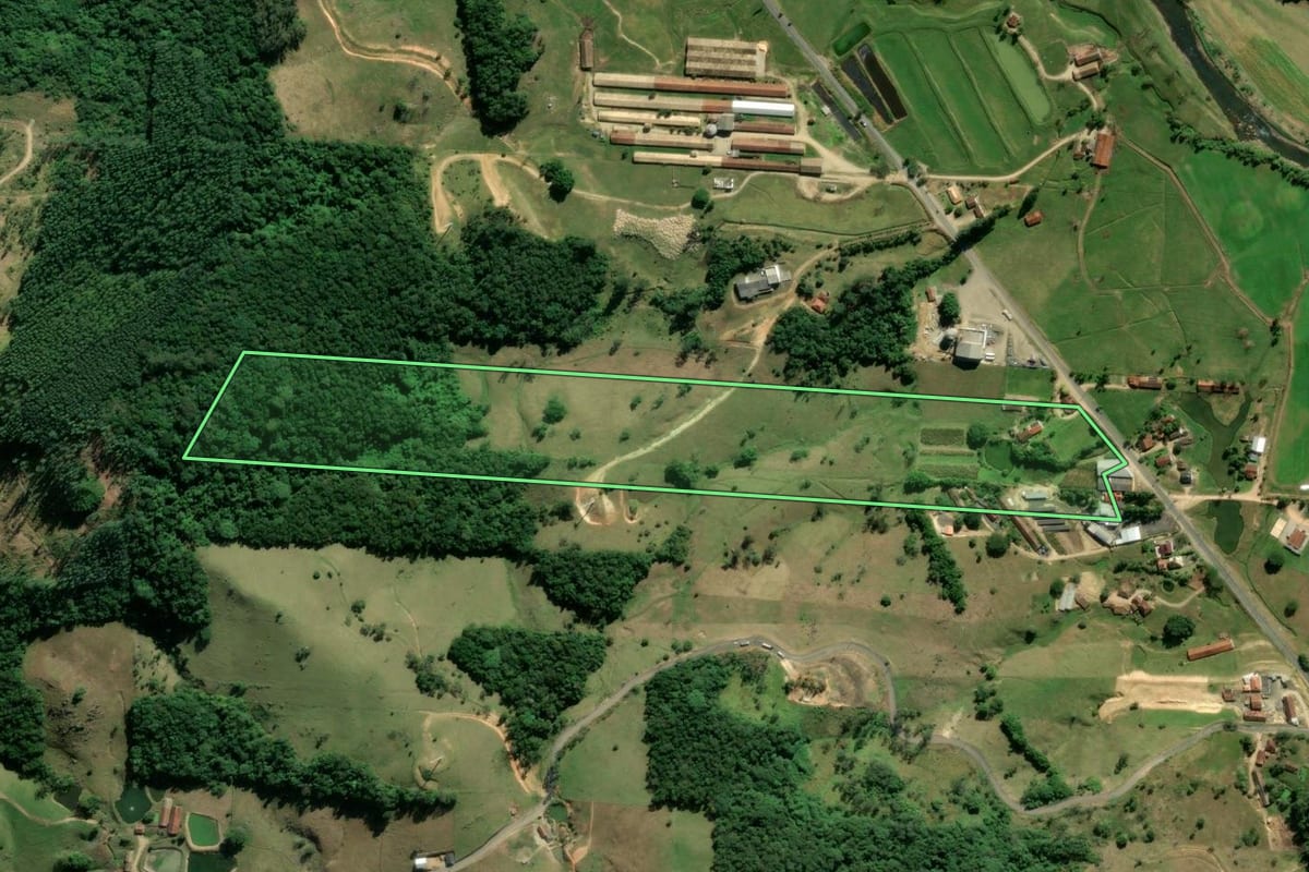 Imagem de satélite do imóvel rural em Grão-Pará (SC), com o contorno declarado no CAR desenhado por cima.