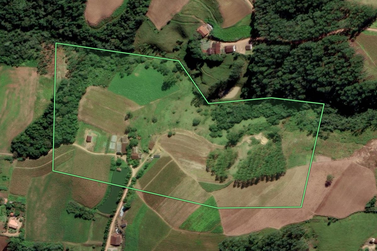 Imagem de satélite do imóvel rural em Grão-Pará (SC), com o contorno declarado no CAR desenhado por cima.