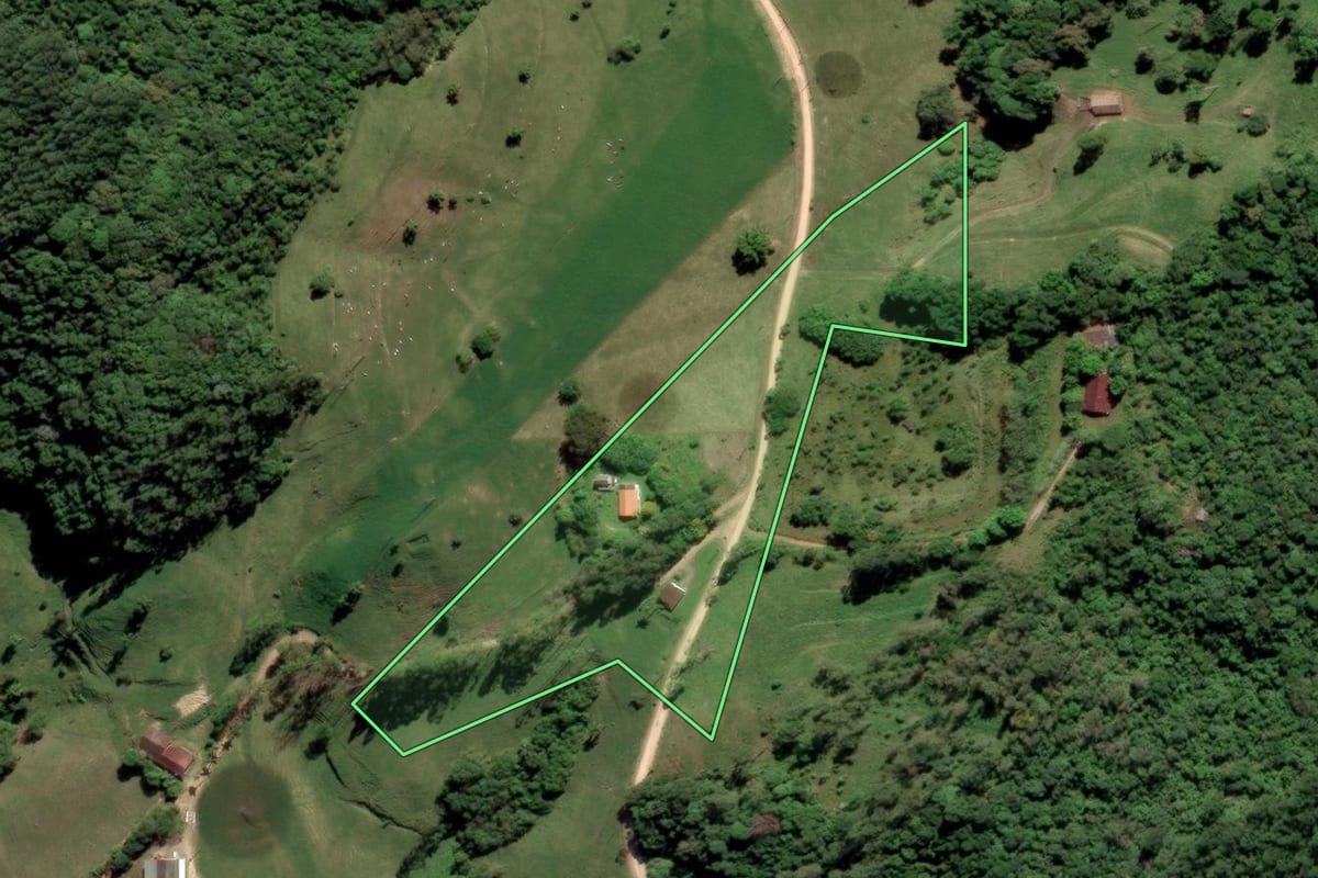 Imagem de satélite do imóvel rural em Grão-Pará (SC), com o contorno declarado no CAR desenhado por cima.