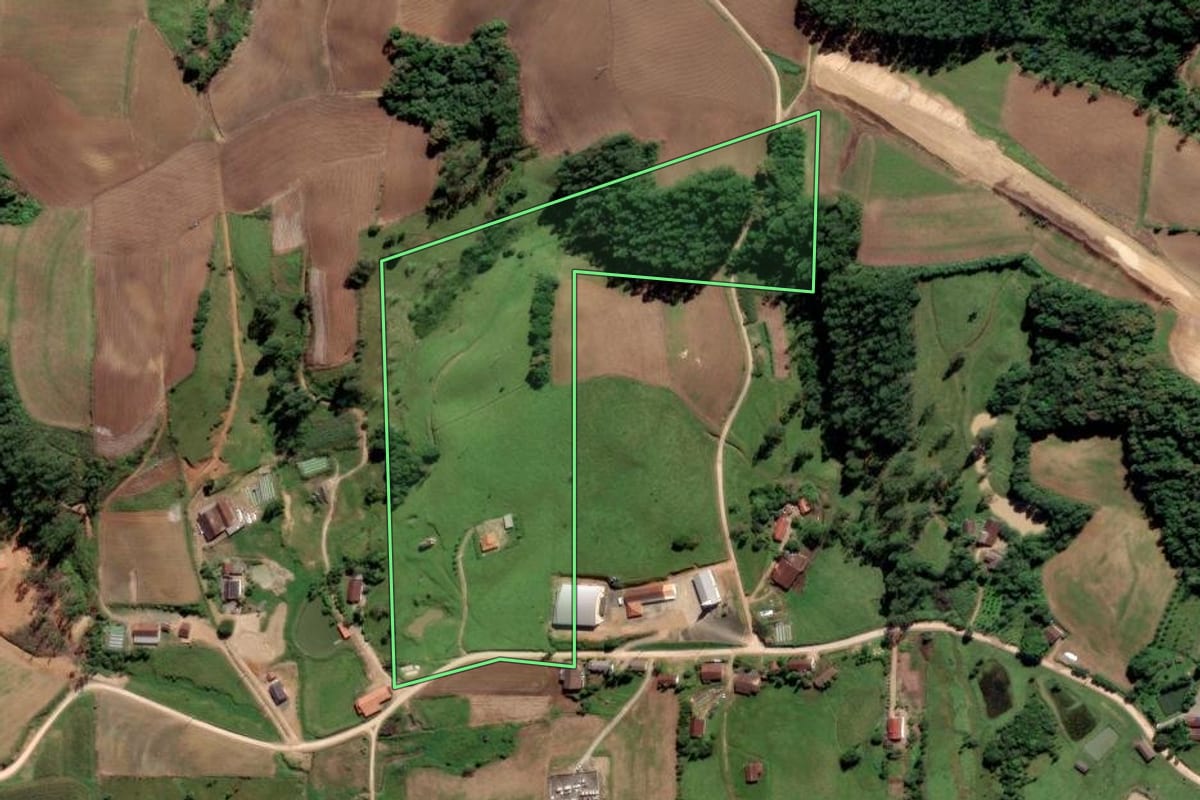 Imagem de satélite do imóvel rural em Grão-Pará (SC), com o contorno declarado no CAR desenhado por cima.