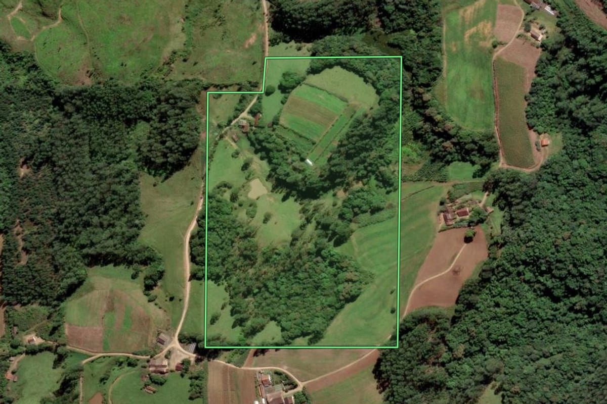 Imagem de satélite do imóvel rural em Grão-Pará (SC), com o contorno declarado no CAR desenhado por cima.