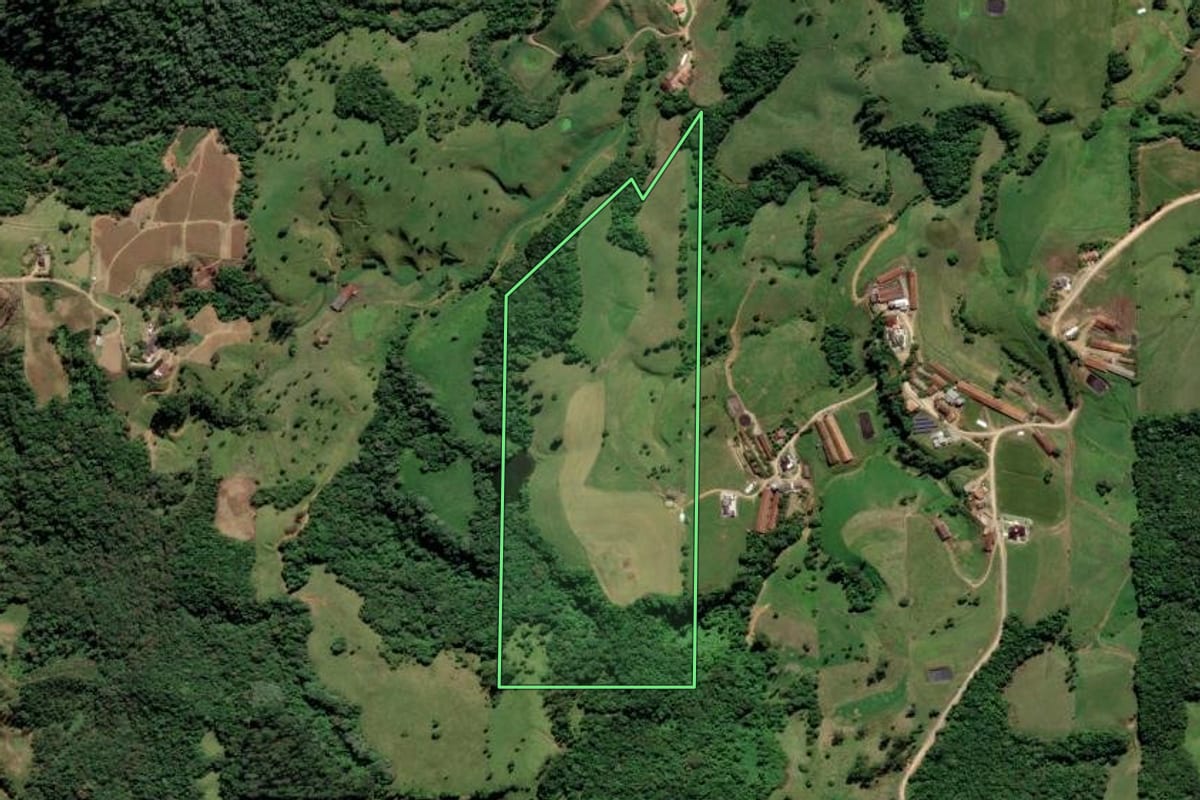 Imagem de satélite do imóvel rural em Grão-Pará (SC), com o contorno declarado no CAR desenhado por cima.