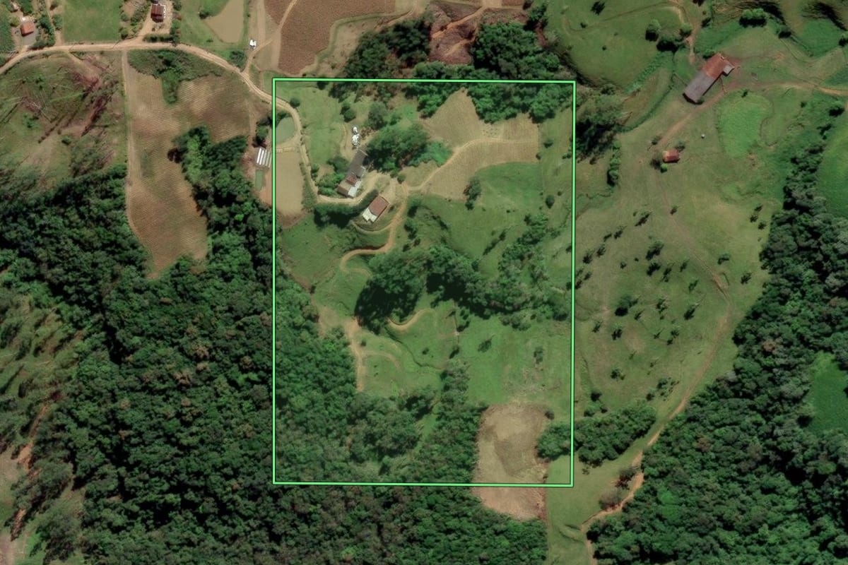 Imagem de satélite do imóvel rural em Grão-Pará (SC), com o contorno declarado no CAR desenhado por cima.