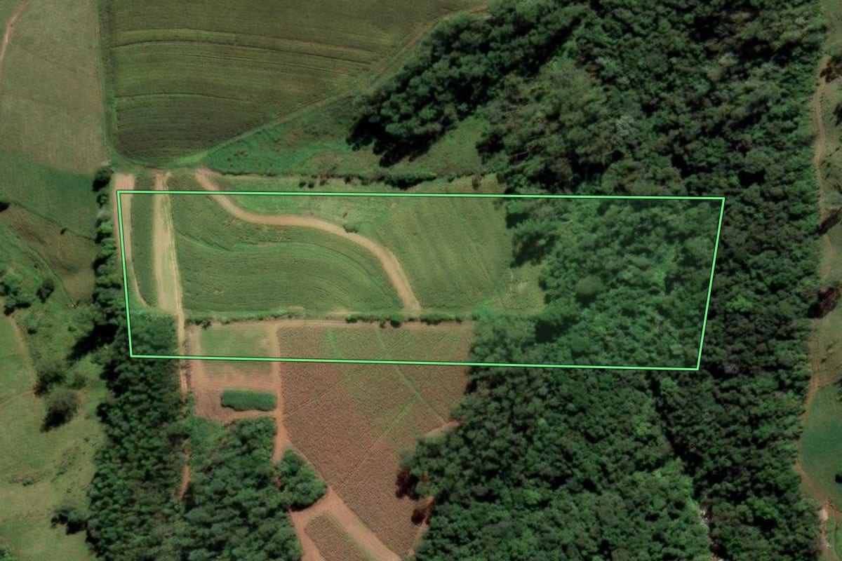 Imagem de satélite do imóvel rural em Grão-Pará (SC), com o contorno declarado no CAR desenhado por cima.