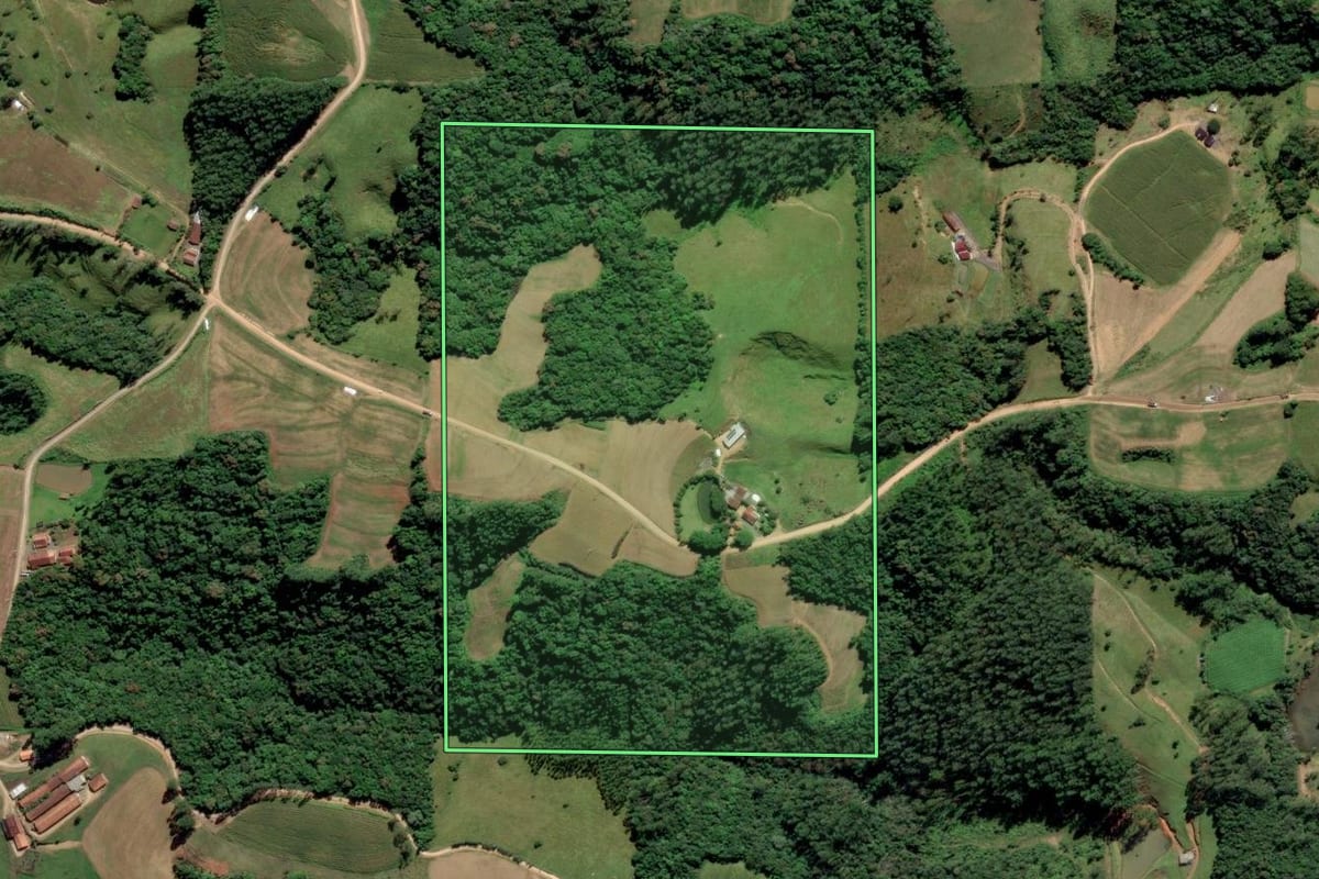Imagem de satélite do imóvel rural em Grão-Pará (SC), com o contorno declarado no CAR desenhado por cima.