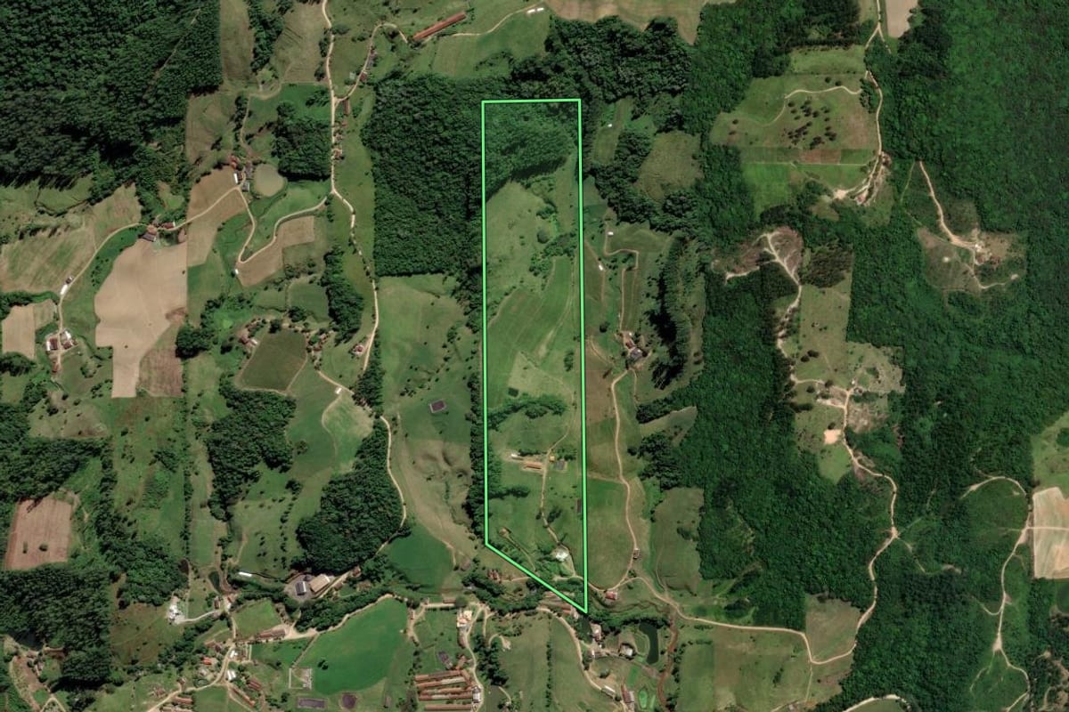 Imagem de satélite do imóvel rural em Grão-Pará (SC), com o contorno declarado no CAR desenhado por cima.
