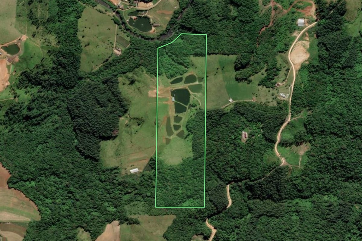 Imagem de satélite do imóvel rural em Grão-Pará (SC), com o contorno declarado no CAR desenhado por cima.