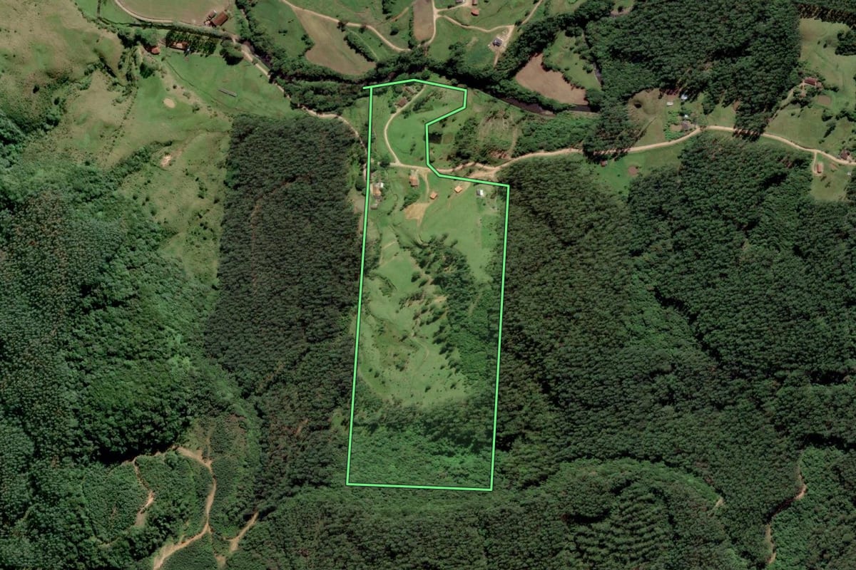 Imagem de satélite do imóvel rural em Grão-Pará (SC), com o contorno declarado no CAR desenhado por cima.