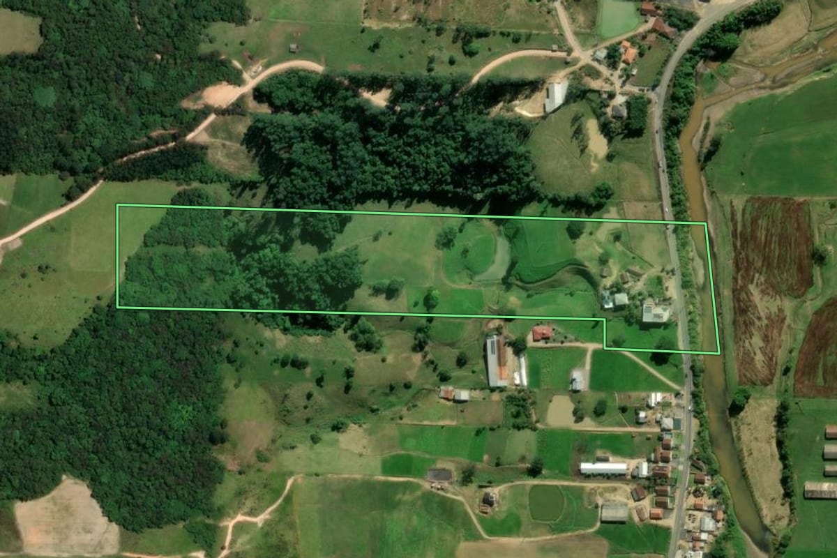 Imagem de satélite do imóvel rural em Grão-Pará (SC), com o contorno declarado no CAR desenhado por cima.