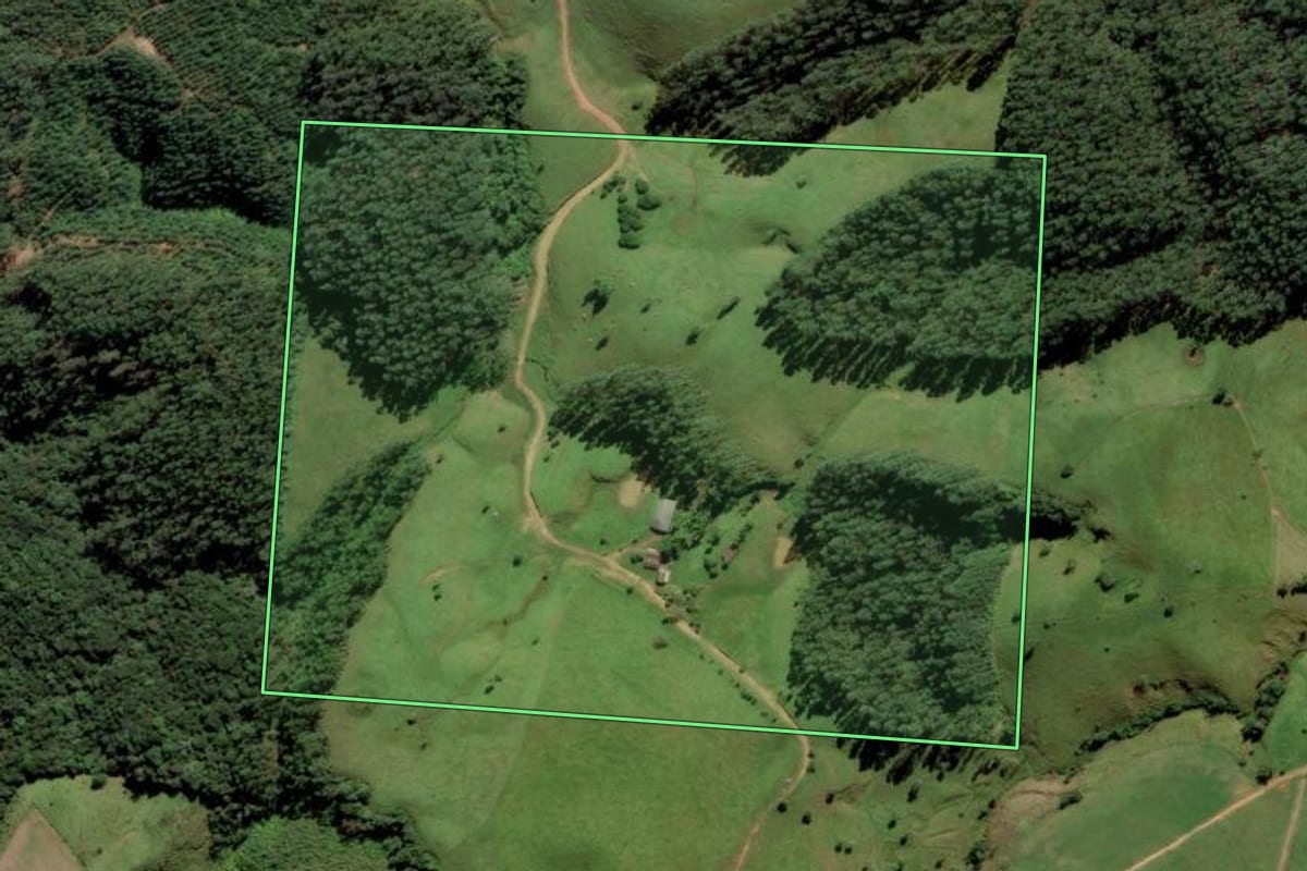 Imagem de satélite do imóvel rural em Grão-Pará (SC), com o contorno declarado no CAR desenhado por cima.