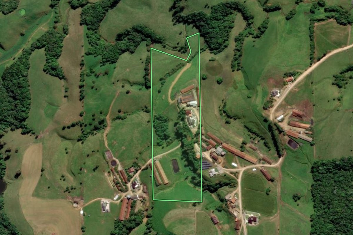 Imagem de satélite do imóvel rural em Grão-Pará (SC), com o contorno declarado no CAR desenhado por cima.
