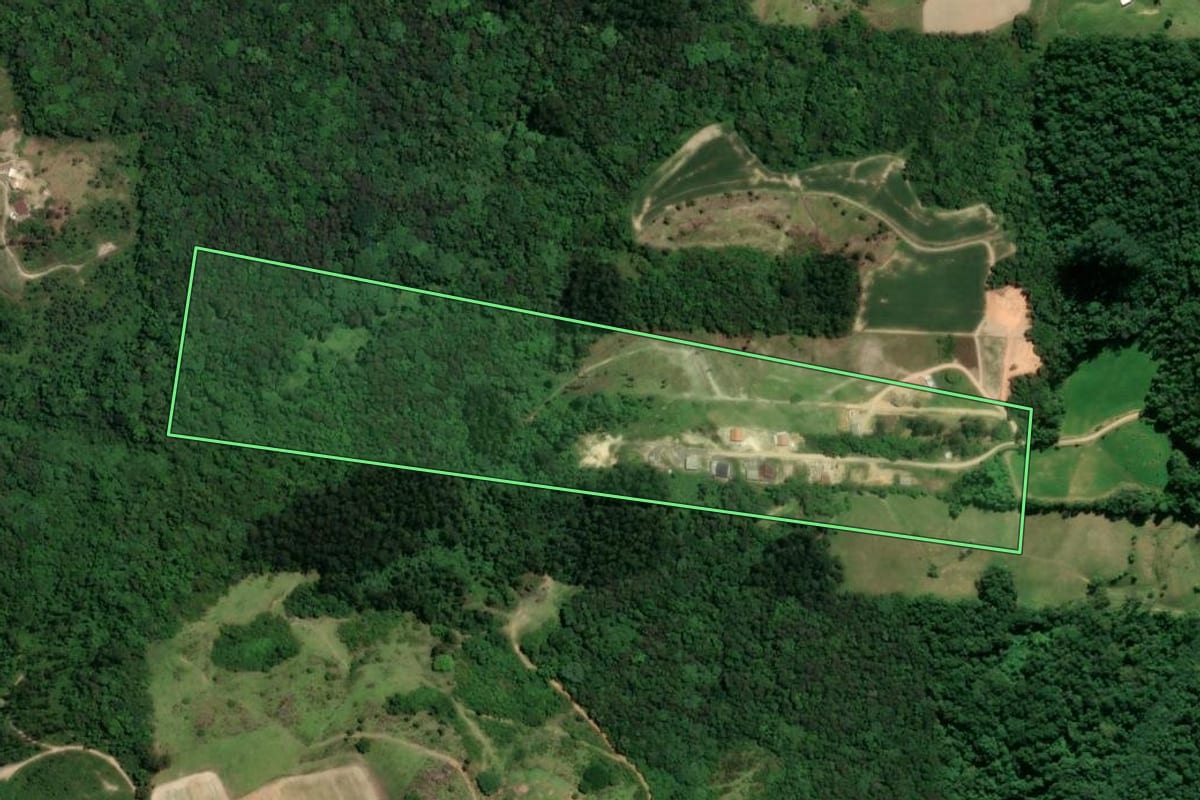 Imagem de satélite do imóvel rural em Grão-Pará (SC), com o contorno declarado no CAR desenhado por cima.