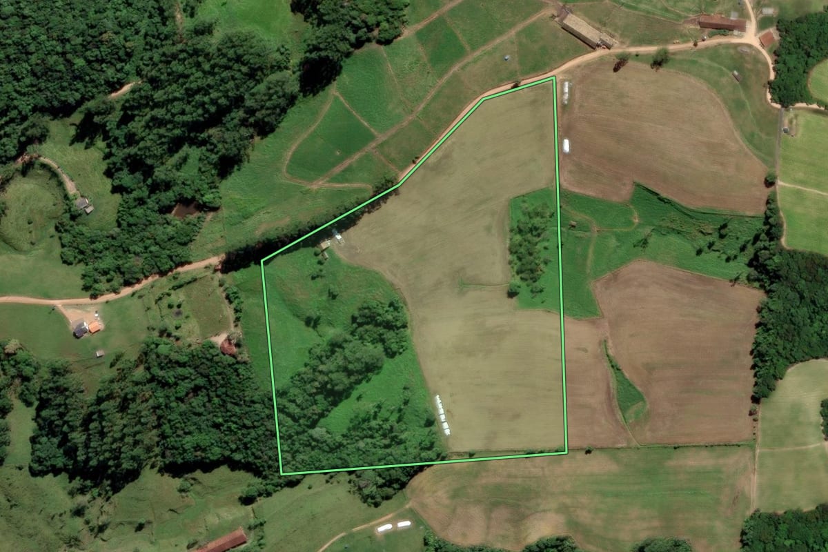 Imagem de satélite do imóvel rural em Grão-Pará (SC), com o contorno declarado no CAR desenhado por cima.