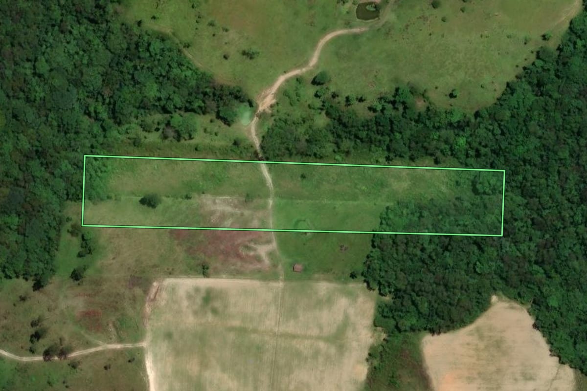 Imagem de satélite do imóvel rural em Grão-Pará (SC), com o contorno declarado no CAR desenhado por cima.