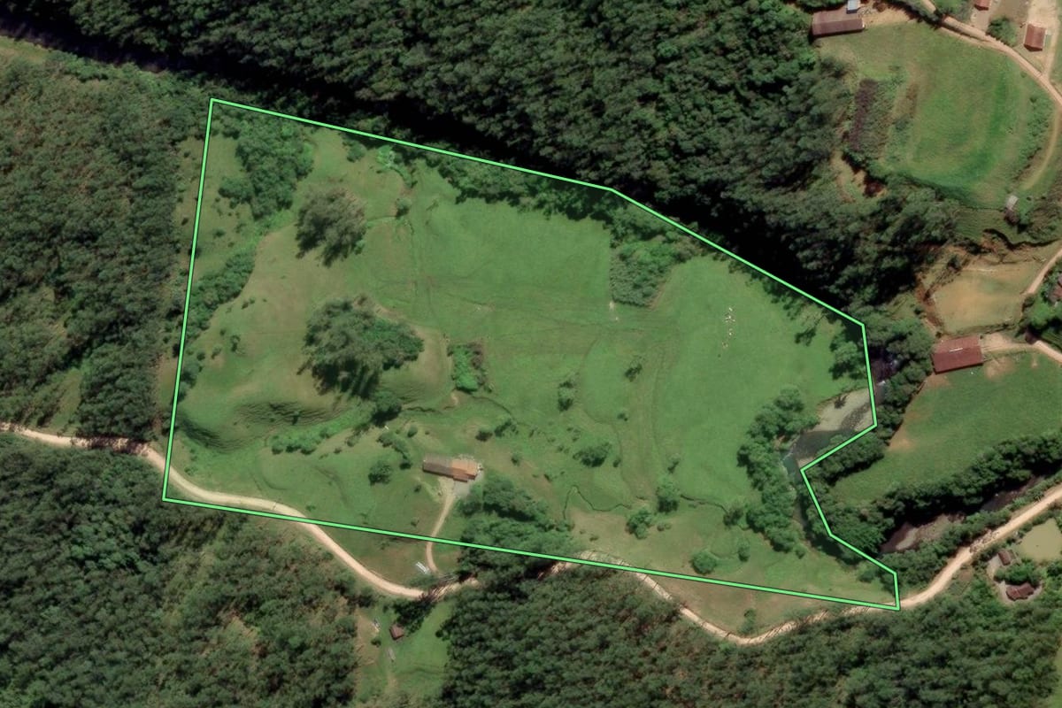 Imagem de satélite do imóvel rural em Grão-Pará (SC), com o contorno declarado no CAR desenhado por cima.