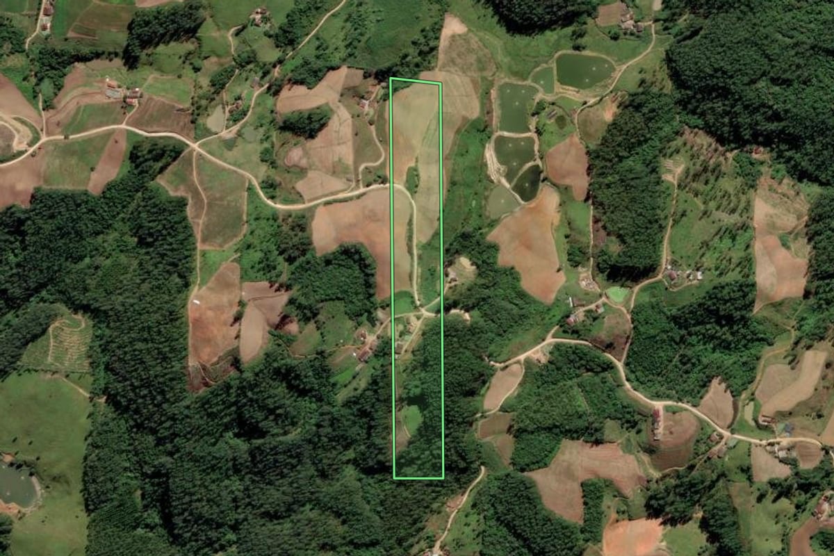 Imagem de satélite do imóvel rural em Grão-Pará (SC), com o contorno declarado no CAR desenhado por cima.
