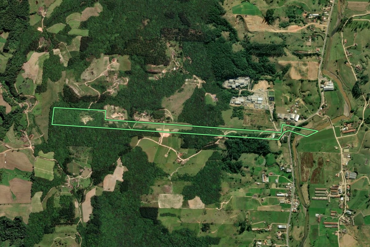 Imagem de satélite do imóvel rural em Grão-Pará (SC), com o contorno declarado no CAR desenhado por cima.