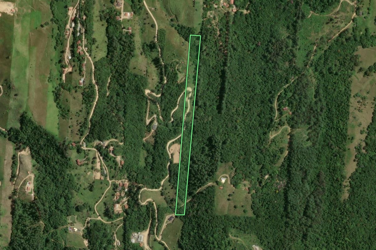 Imagem de satélite do imóvel rural em Gravatal (SC), com o contorno declarado no CAR desenhado por cima.