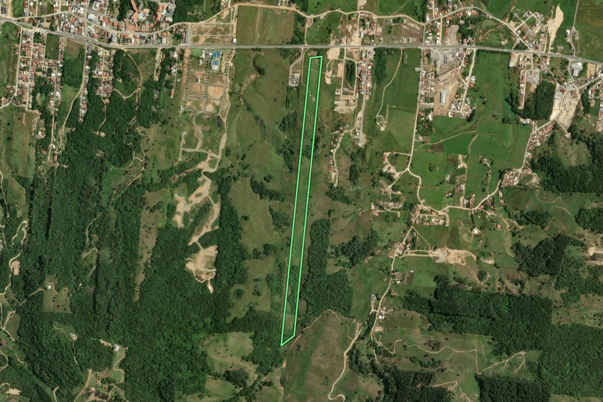 Imagem de satélite do imóvel rural em Gravatal (SC), com o contorno declarado no CAR desenhado por cima.