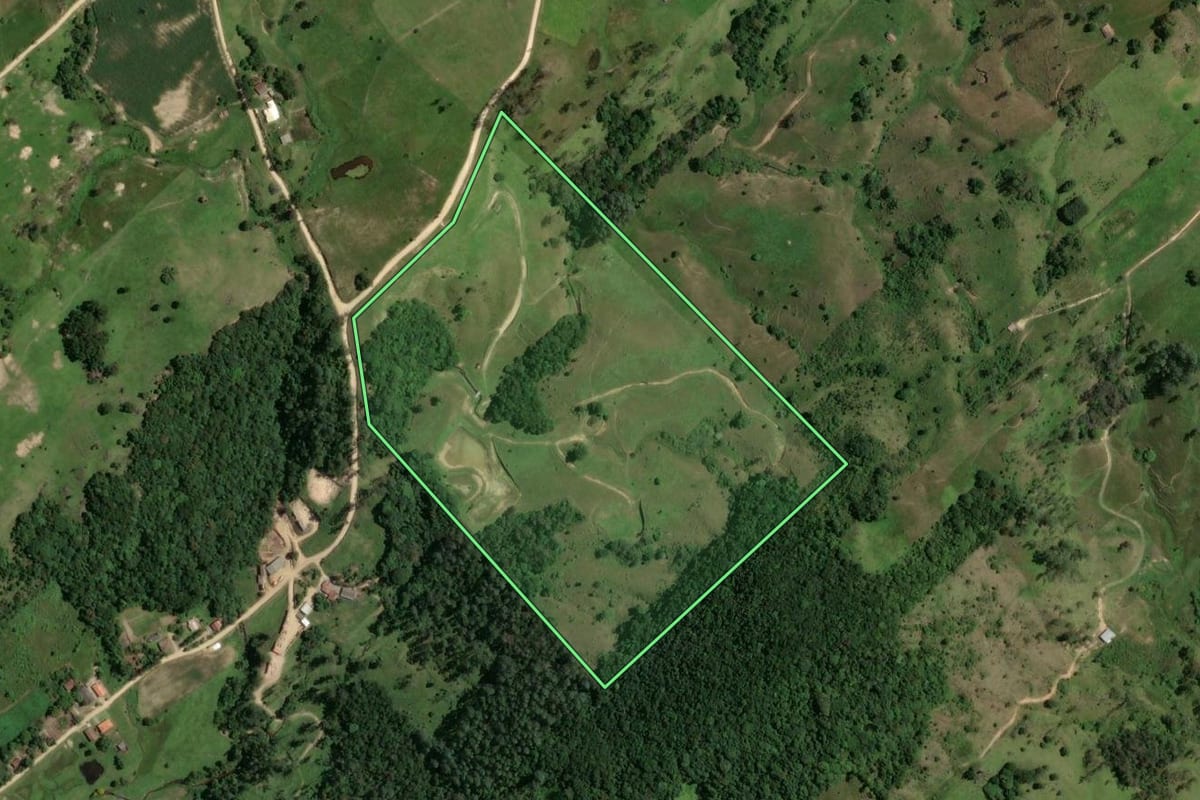 Imagem de satélite do imóvel rural em Gravatal (SC), com o contorno declarado no CAR desenhado por cima.