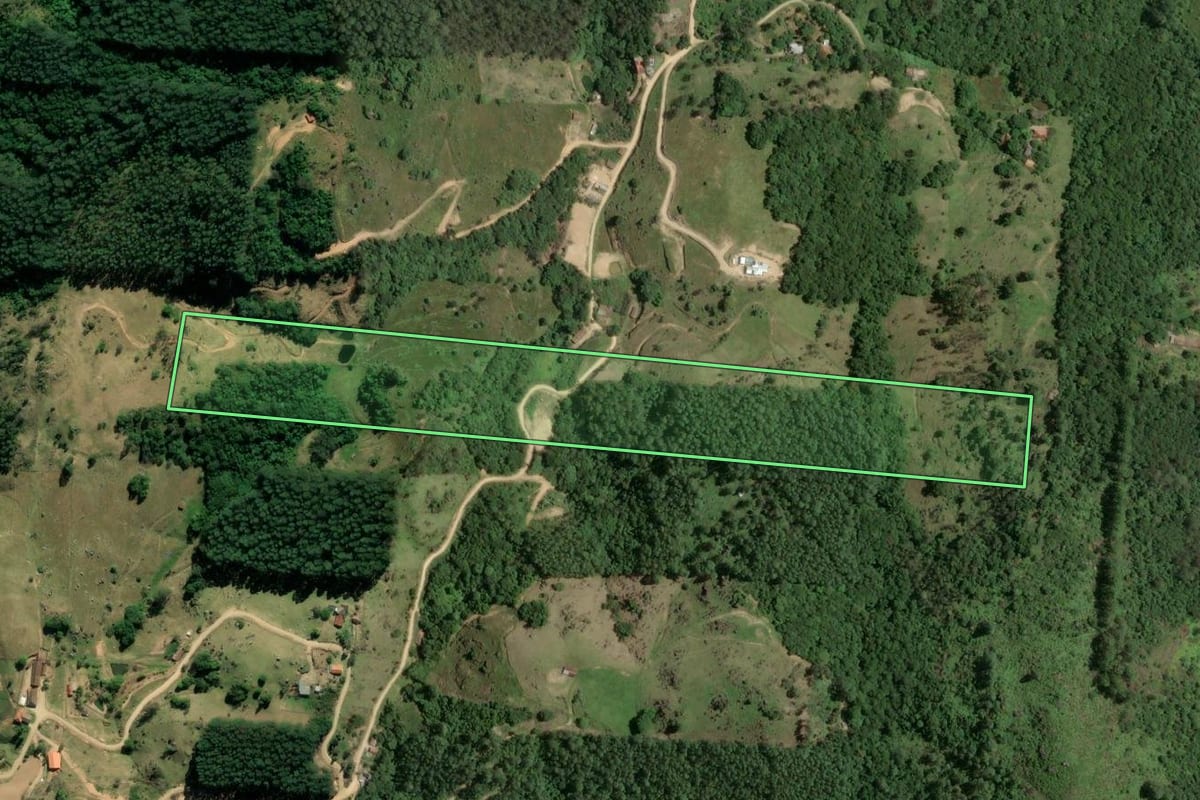 Imagem de satélite do imóvel rural em Gravatal (SC), com o contorno declarado no CAR desenhado por cima.