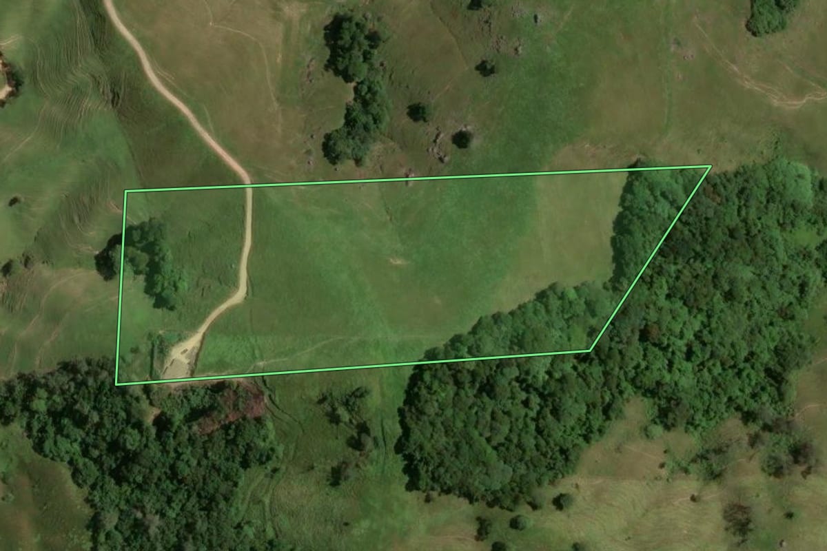 Imagem de satélite do imóvel rural em Gravatal (SC), com o contorno declarado no CAR desenhado por cima.