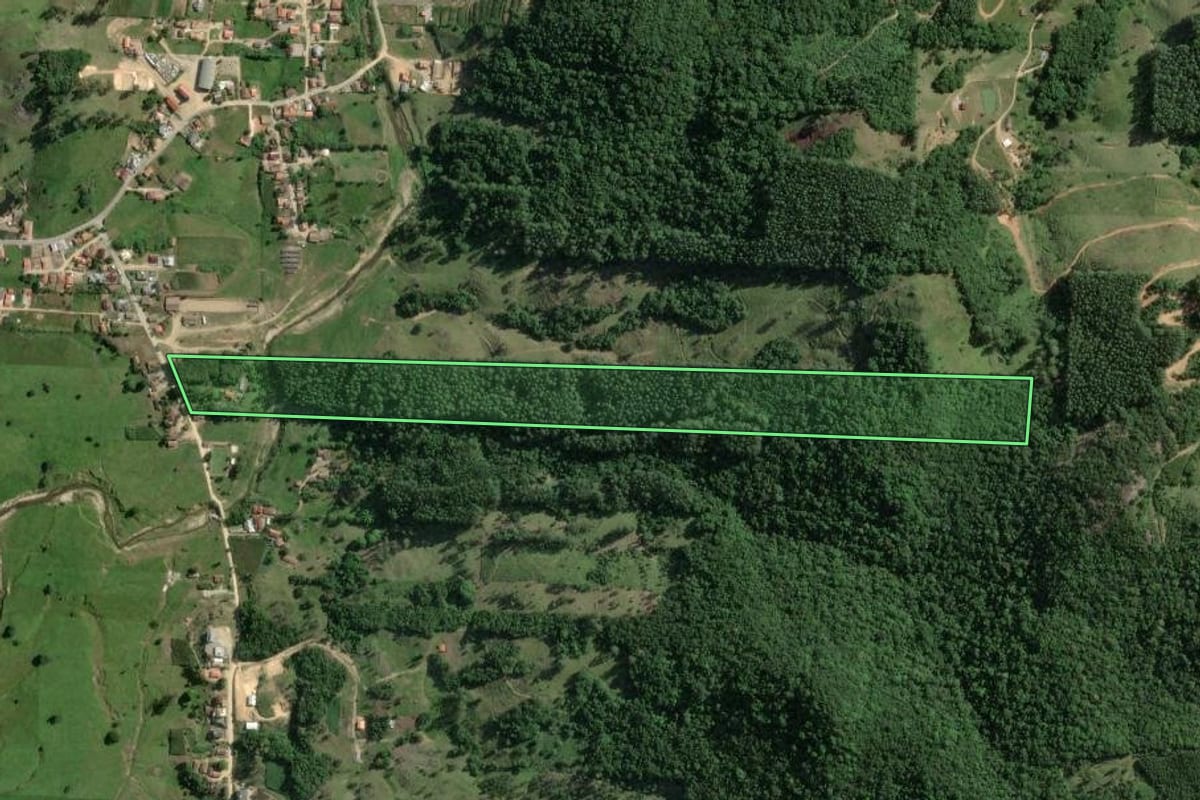 Imagem de satélite do imóvel rural em Gravatal (SC), com o contorno declarado no CAR desenhado por cima.