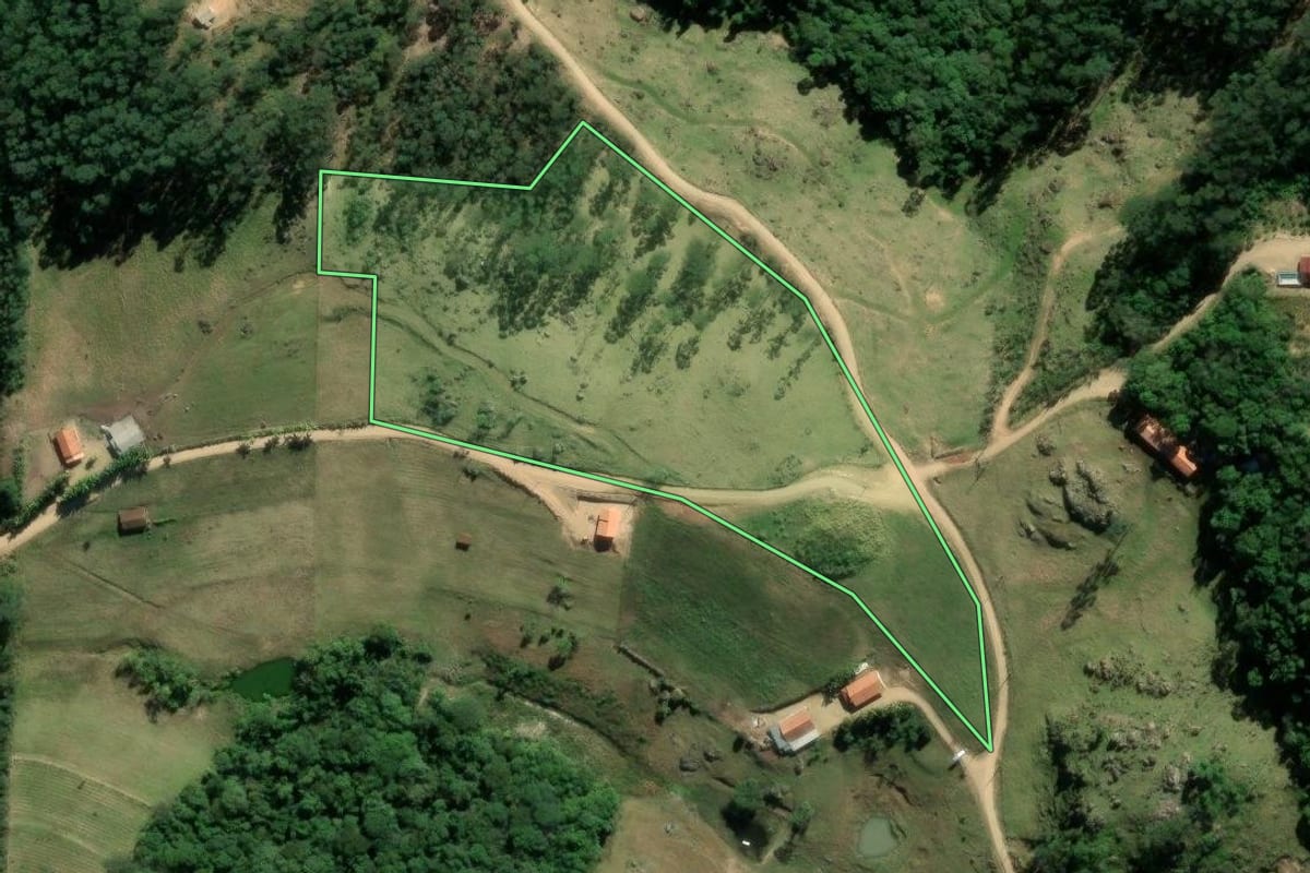 Imagem de satélite do imóvel rural em Gravatal (SC), com o contorno declarado no CAR desenhado por cima.