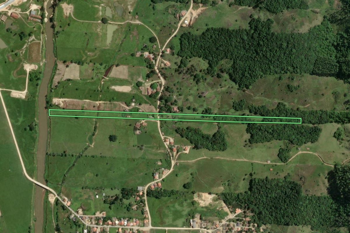 Imagem de satélite do imóvel rural em Gravatal (SC), com o contorno declarado no CAR desenhado por cima.