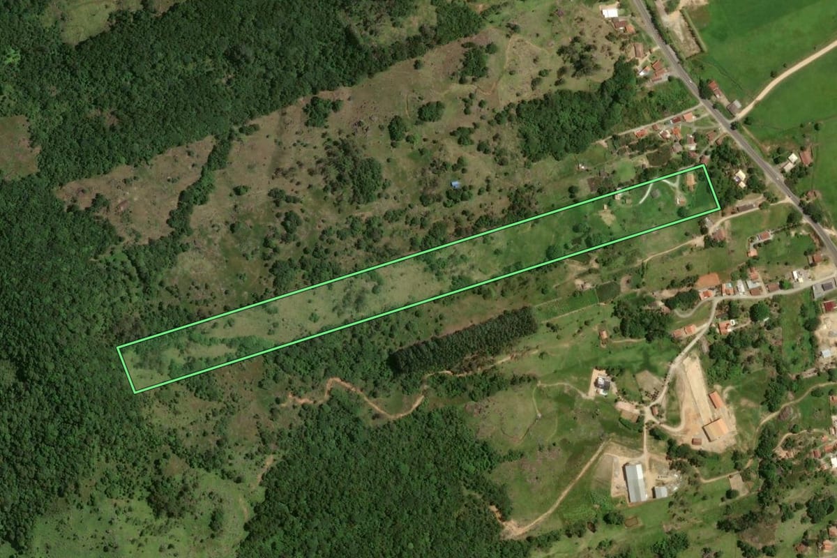Imagem de satélite do imóvel rural em Gravatal (SC), com o contorno declarado no CAR desenhado por cima.