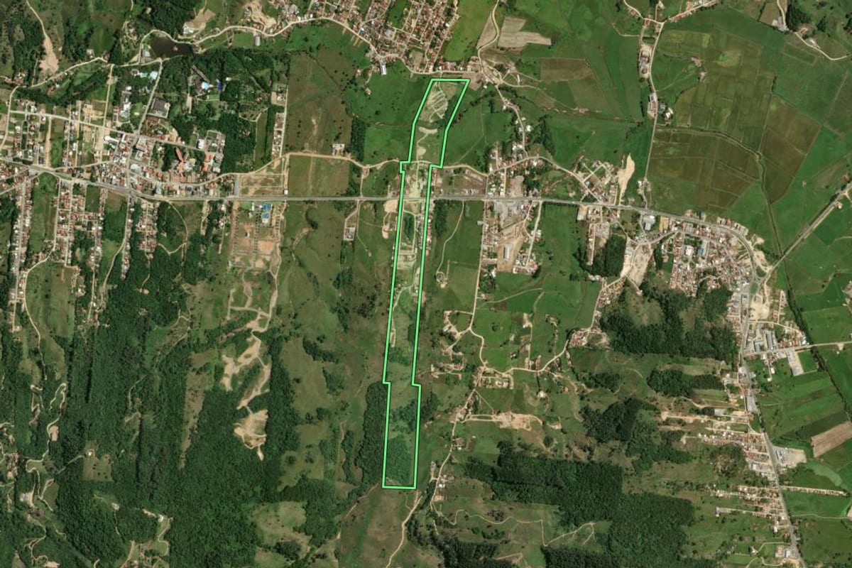 Imagem de satélite do imóvel rural em Gravatal (SC), com o contorno declarado no CAR desenhado por cima.
