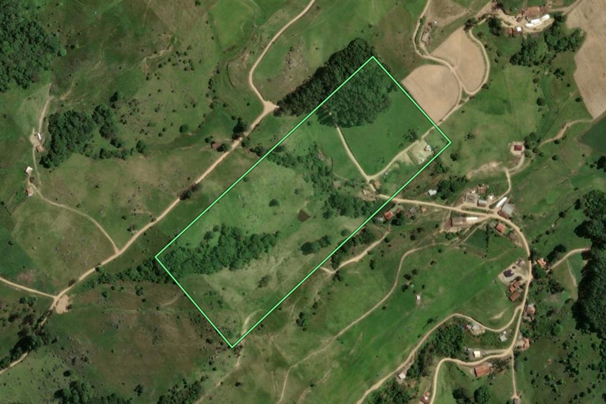 Imagem de satélite do imóvel rural em Gravatal (SC), com o contorno declarado no CAR desenhado por cima.