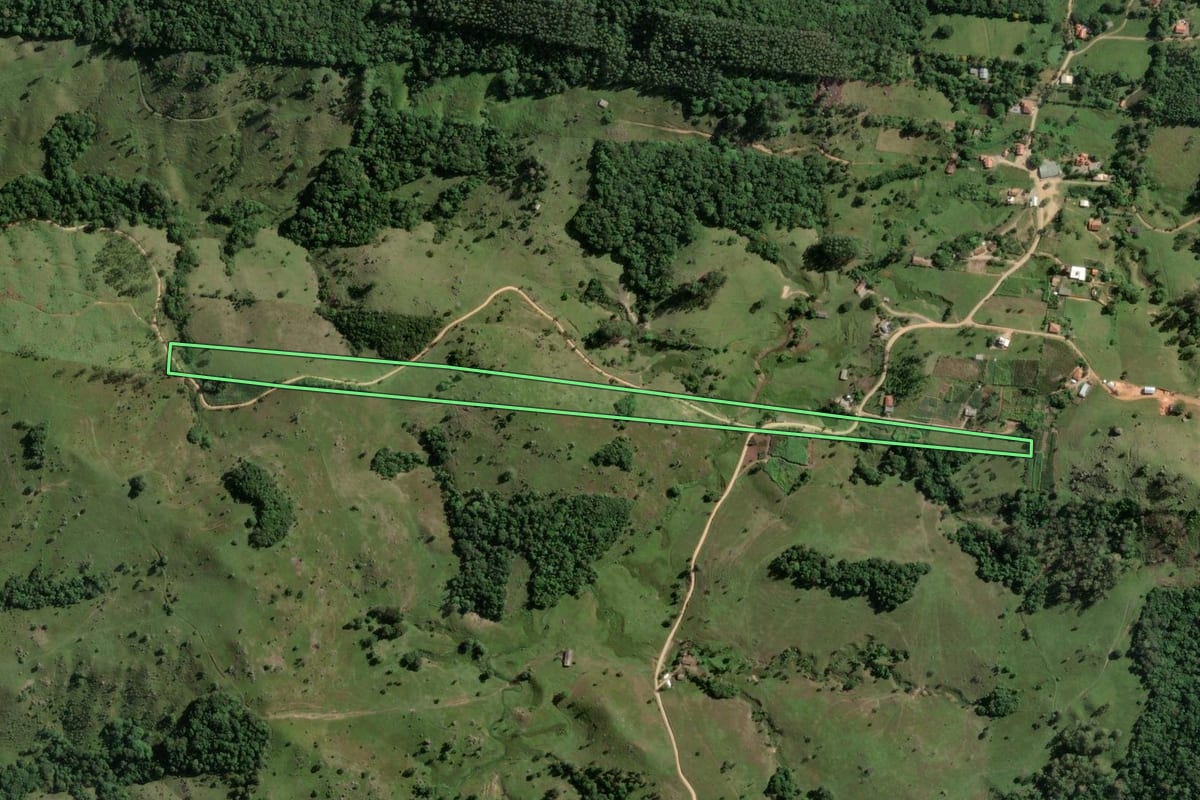 Imagem de satélite do imóvel rural em Gravatal (SC), com o contorno declarado no CAR desenhado por cima.