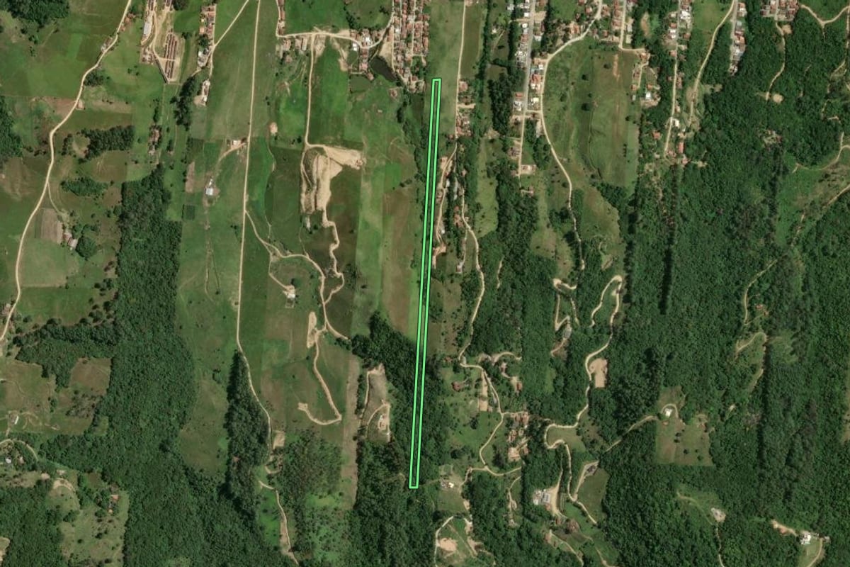 Imagem de satélite do imóvel rural em Gravatal (SC), com o contorno declarado no CAR desenhado por cima.