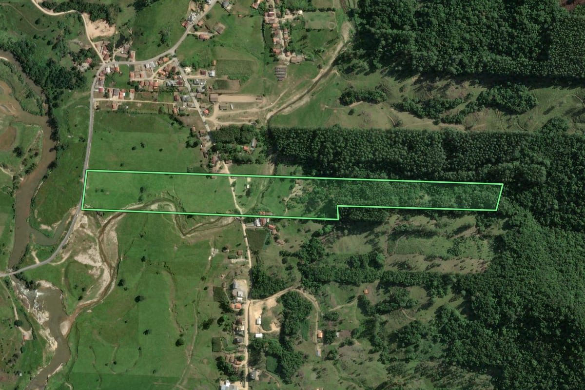 Imagem de satélite do imóvel rural em Gravatal (SC), com o contorno declarado no CAR desenhado por cima.