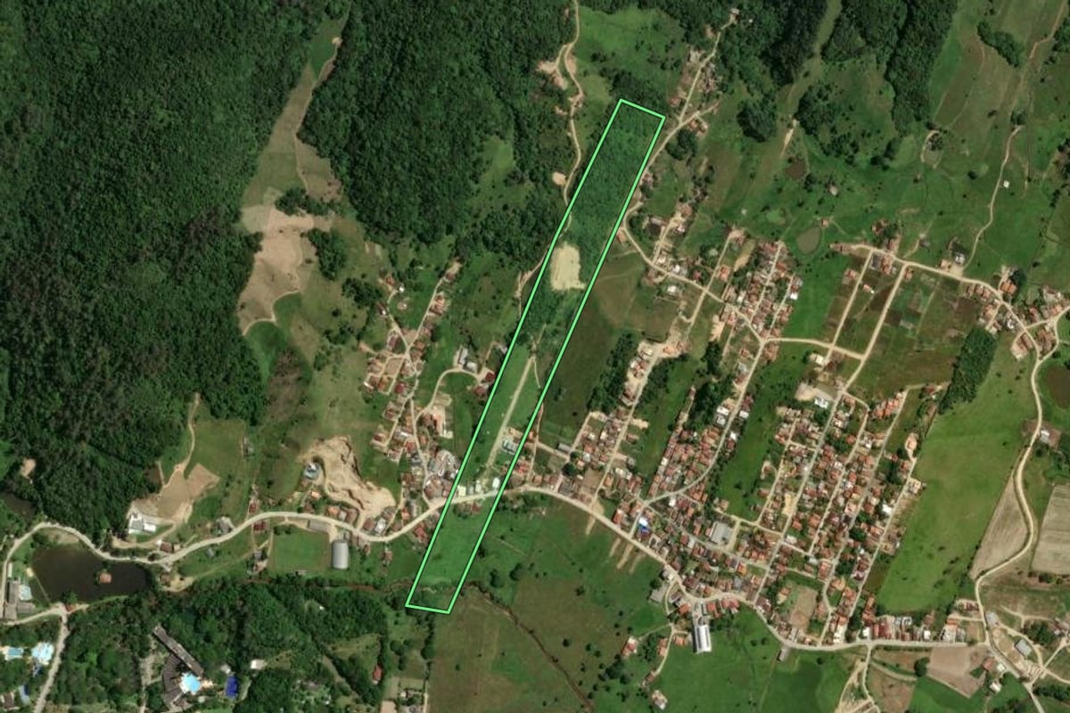 Imagem de satélite do imóvel rural em Gravatal (SC), com o contorno declarado no CAR desenhado por cima.