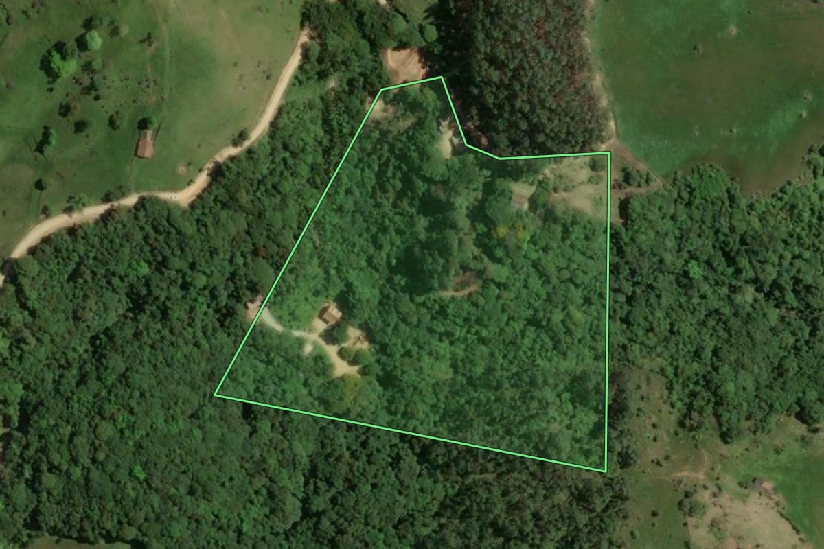 Imagem de satélite do imóvel rural em Gravatal (SC), com o contorno declarado no CAR desenhado por cima.